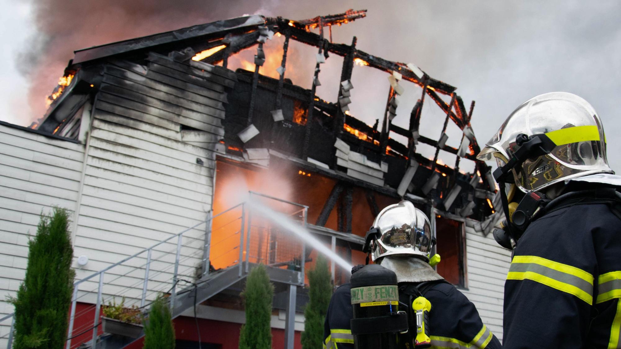 Wintzenheim: Feuerwehrleute löschen einen Brand in einer Ferienunterkunft.