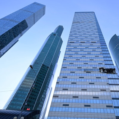 Ein Wolkenkratzer im Geschäftsviertel «Moscow City» der russischen Hauptstadt Moskau ist durch einen Drohnenangriff beschädigt worden. Teile der Glasfassade und mehrere Büros sind zerstört. (Archivbild)