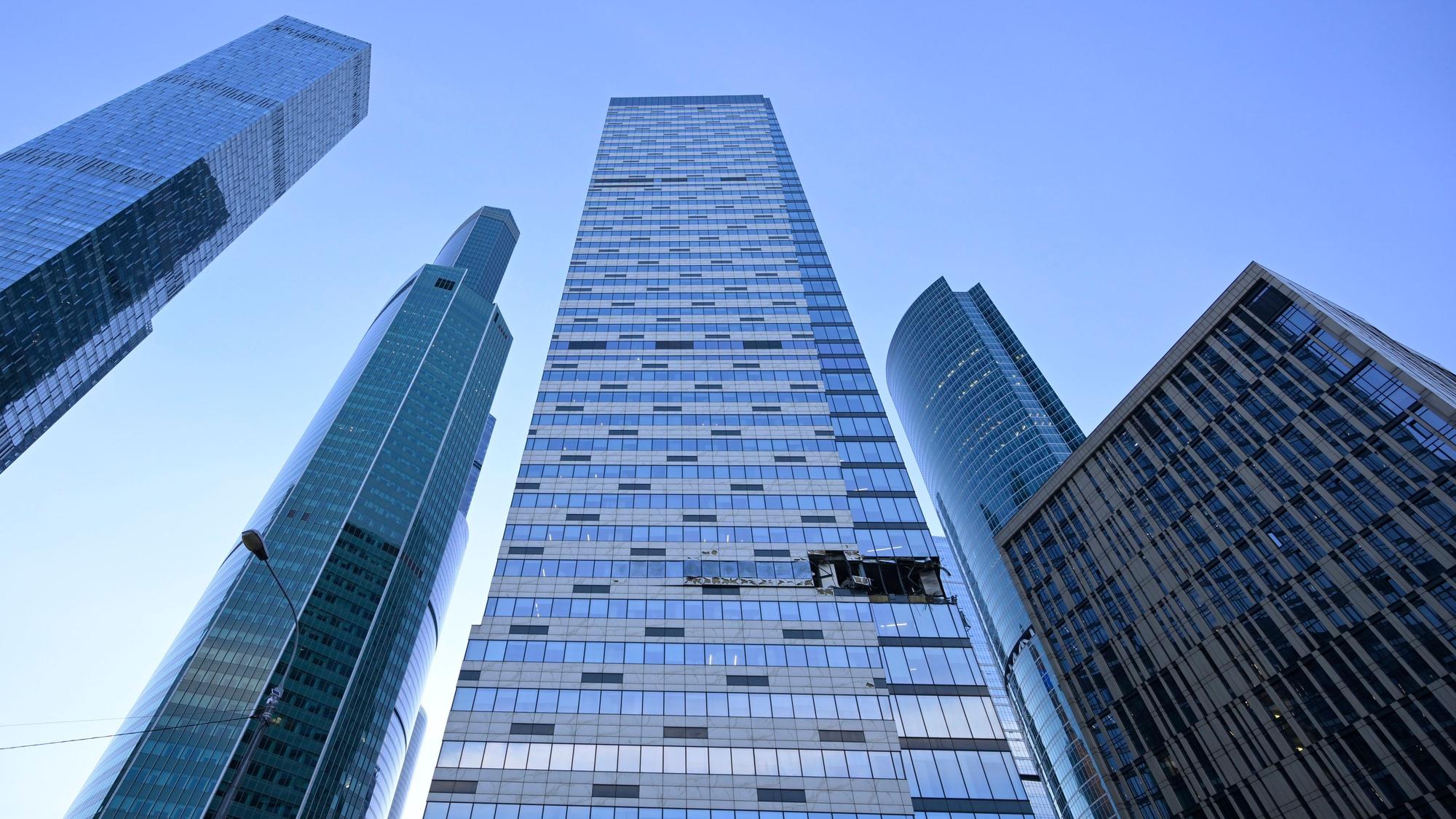 Ein Wolkenkratzer im Geschäftsviertel «Moscow City» der russischen Hauptstadt Moskau ist durch einen Drohnenangriff beschädigt worden. Teile der Glasfassade und mehrere Büros sind zerstört. (Archivbild)