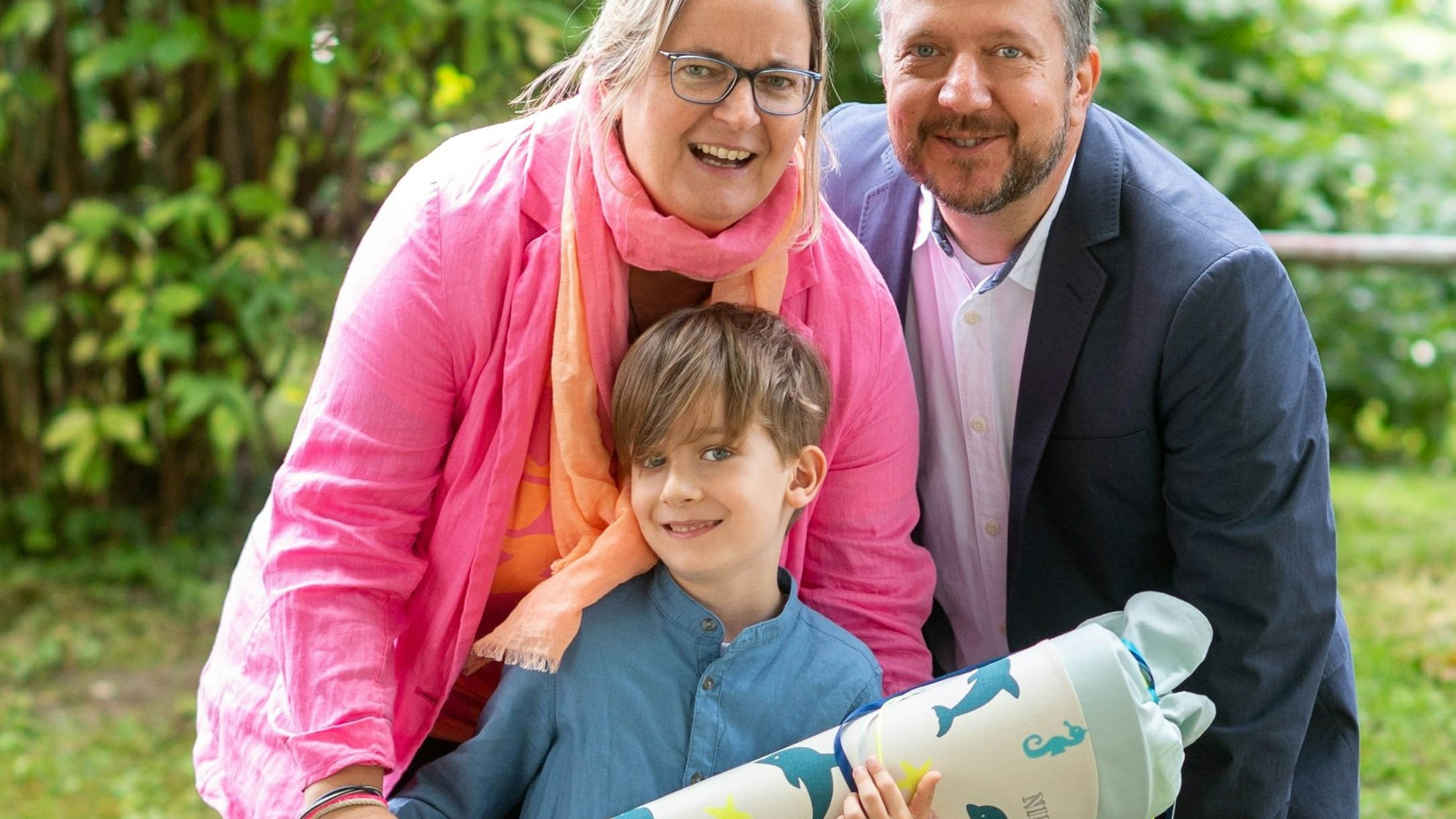 Die Familien Hohmann ist zusammengerückt und lächelt in die Kamera.