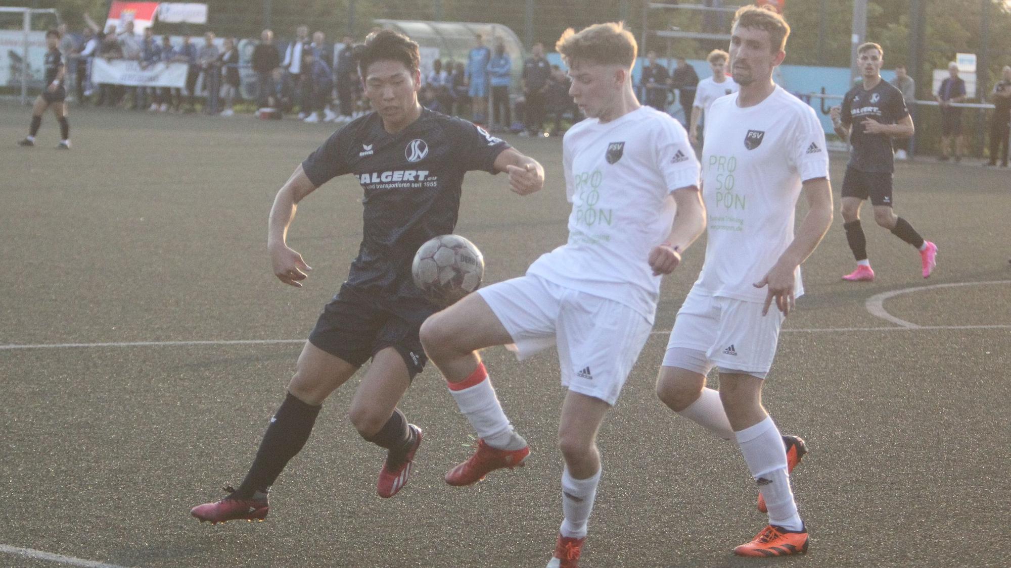 Doppeltorschütze Kaito Asano (links) vom Siegburger SV 04