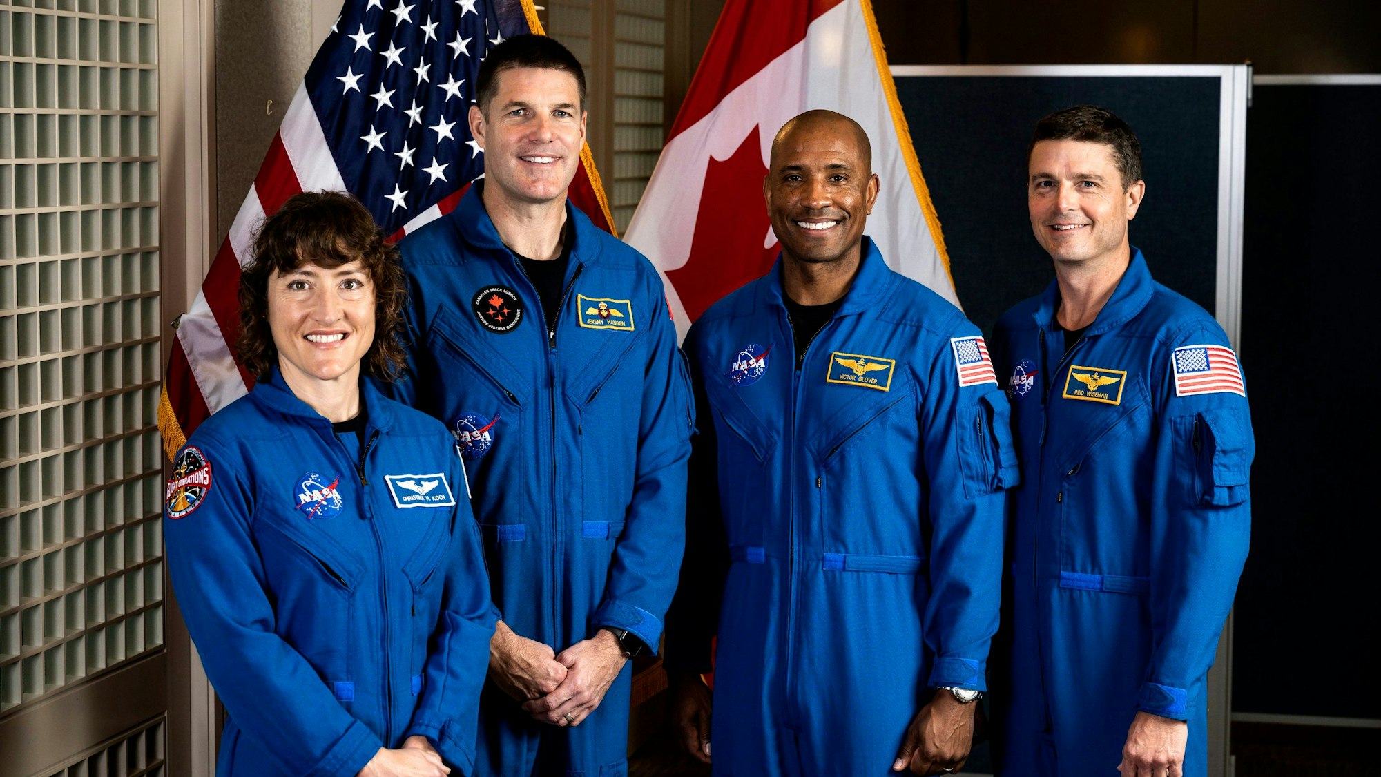 Die Astronauten Christina Koch (l-r), Jeremy Hansen, Victor Glover und Reid Wiseman der «Artemis 2»-Mission der US-Raumfahrtbehörde Nasa stehen in der US-Botschaft in Ottawa für ein Foto zusammen.