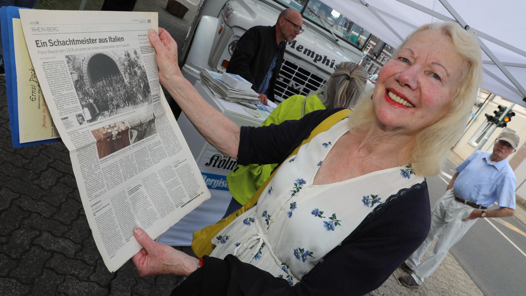Erika Beardi-Özer hält den Zeitungsartikel von 2010 über ihren Großvater Franz Beardi in den Händen.