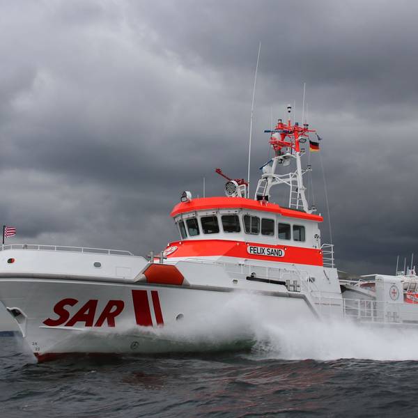 Ein Segler wird seit mehreren Tagen nach einem Zwischenfall in der Lübecker Bucht in der Ostsee vermisst. Der Seenotrettungskreuzer „Felix Sand“ der DGzRS übernahm dabei die Einsatzleitung.