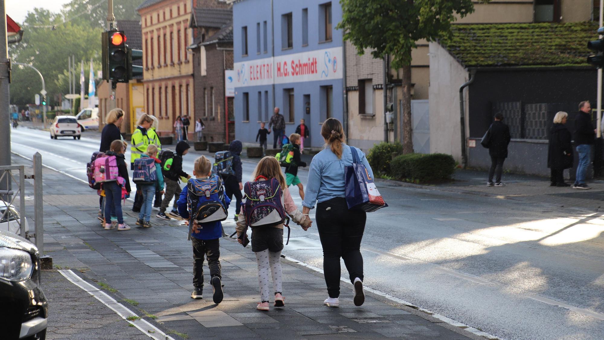 Bürgermeister Alexander Biber hat die Grundschule Eschmar besucht zur Aktion Sicherer Schulweg. Die meisten Kinder kommen zu Fuß und nutzen die Ampel vor der Schule.
