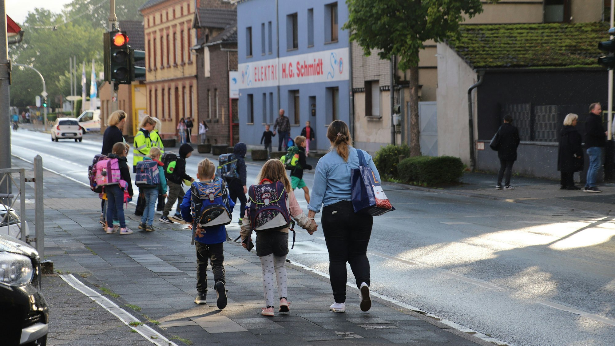 Bürgermeister Alexander Biber hat die Grundschule Eschmar besucht zur Aktion Sicherer Schulweg. Die meisten Kinder kommen zu Fuß und nutzen die Ampel vor der Schule.