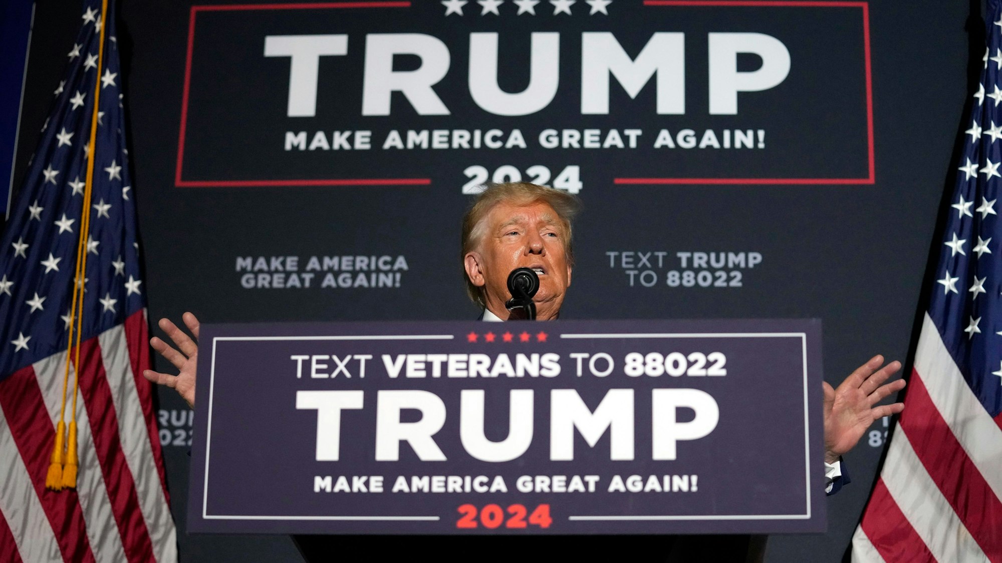 Donald Trummp hält eine Wahlkampfrede.