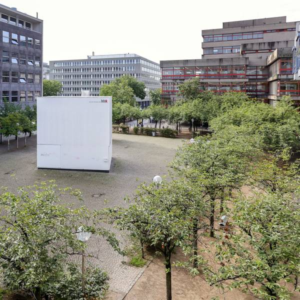Der weiße Kubus des Hauses der Architektur auf dem Josef-Haubrich-Hof.