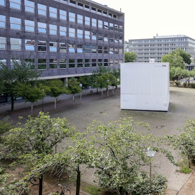 Der weiße Kubus des Hauses der Architektur auf dem Josef-Haubrich-Hof.
