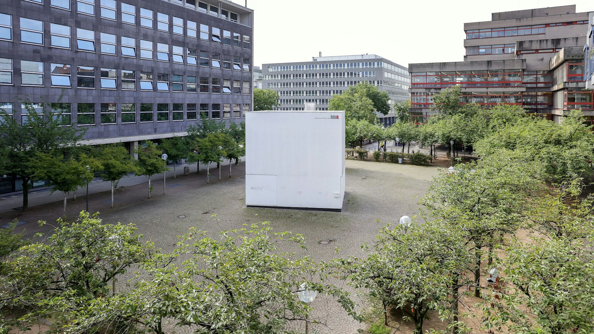 Der hdak-Kubus des Hauses der Architektur auf dem Josef-Haubrich-Hof