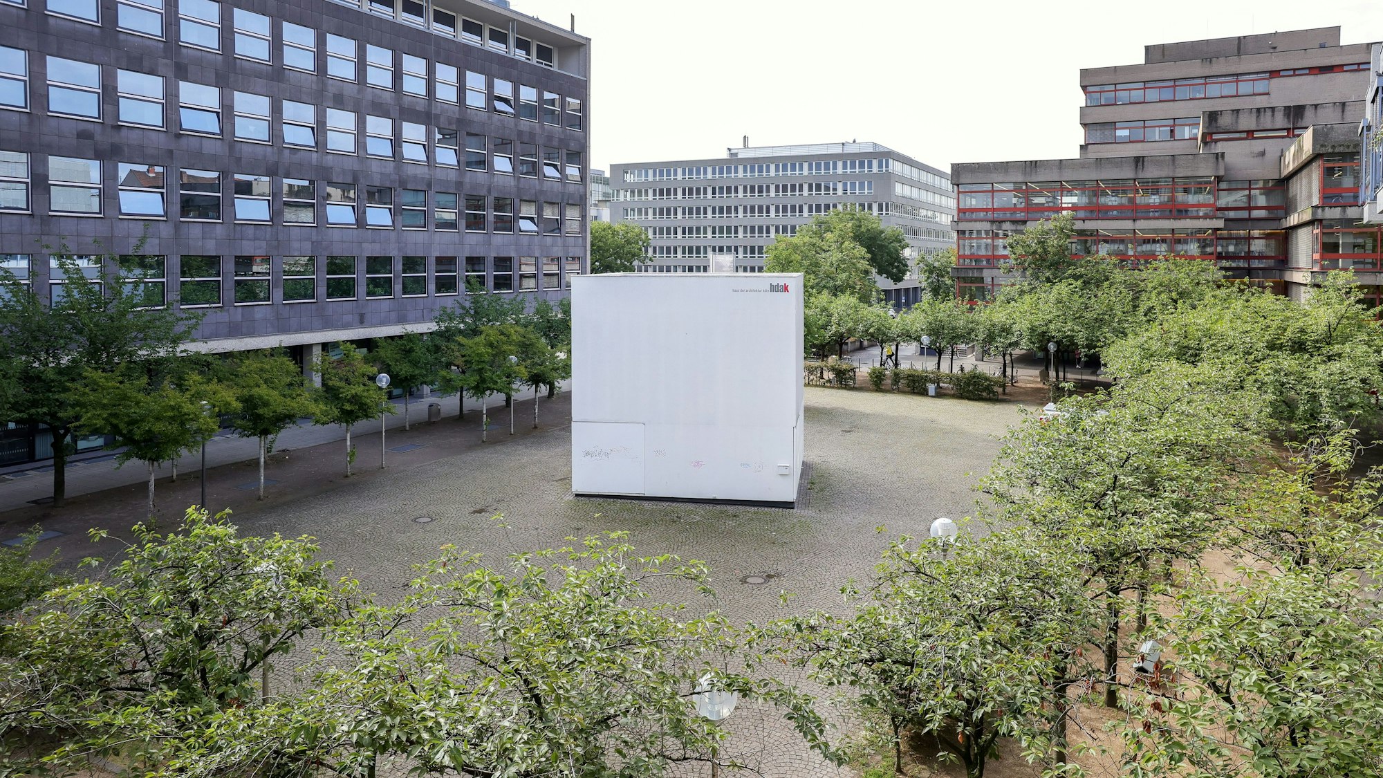 Der weiße Kubus des Hauses der Architektur auf dem Josef-Haubrich-Hof.