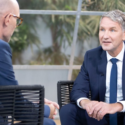Die vom Mitteldeutschen Rundfunk (MDR) herausgegebene Aufnahme zeigt Moderator Lars Sänger (l.) im Gespräch mit Björn Höcke
