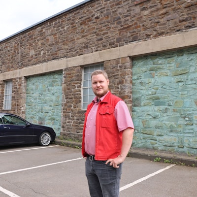 Filial-Leiter Michael Lamm vor dem Ründerother Rewe-Markt, der abgerissen und durch einen Neubau ersetzt wird.