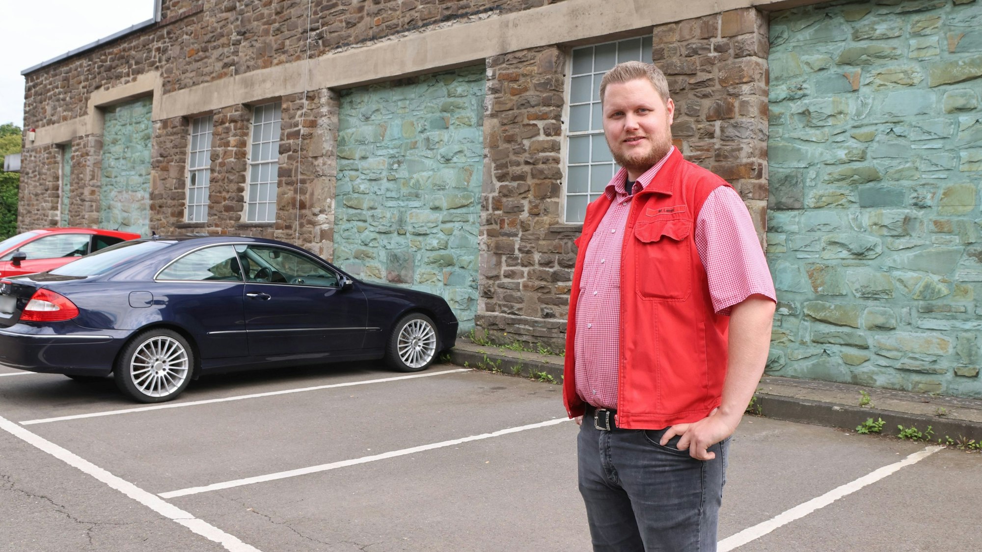 Filial-Leiter Michael Lamm vor dem Ründerother Rewe-Markt, der abgerissen und durch einen Neubau ersetzt wird.
