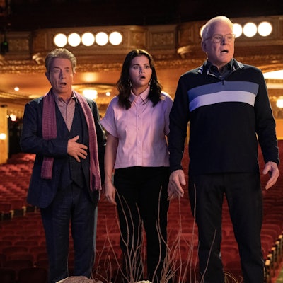 Oliver (Martin Short), Mabel (Selena Gomez) und Charles (Steve Martin) in einer Szene aus «Only Murders in the Building» (Episode «Thirty», undatiert). Die dritten Staffel von «Only Murders in the Building» steht ab 08.08.2023 bei Disney+ zur Verfügung.