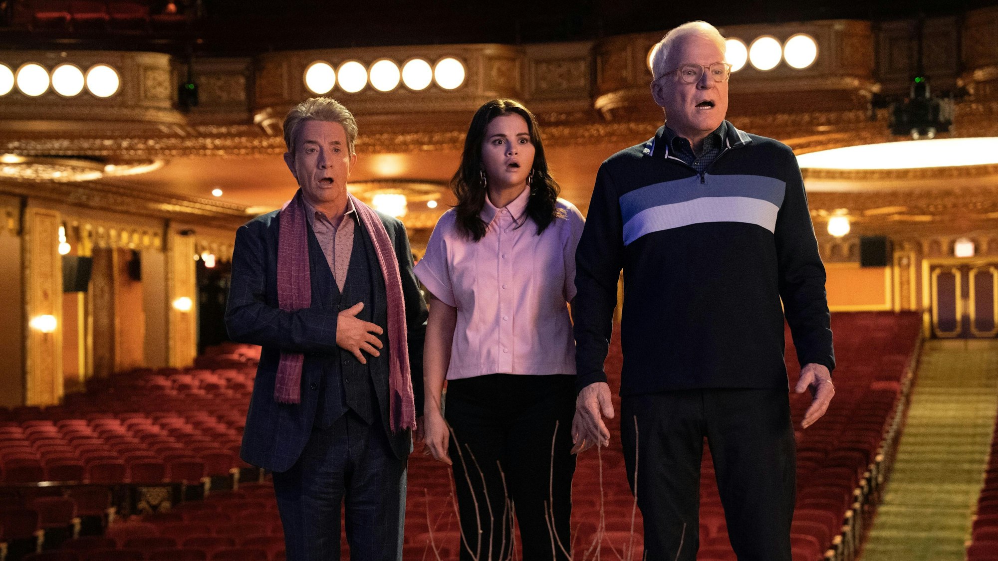 Oliver (Martin Short), Mabel (Selena Gomez) und Charles (Steve Martin) in einer Szene aus «Only Murders in the Building» (Episode «Thirty», undatiert). Die dritten Staffel von «Only Murders in the Building» steht ab 08.08.2023 bei Disney+ zur Verfügung.