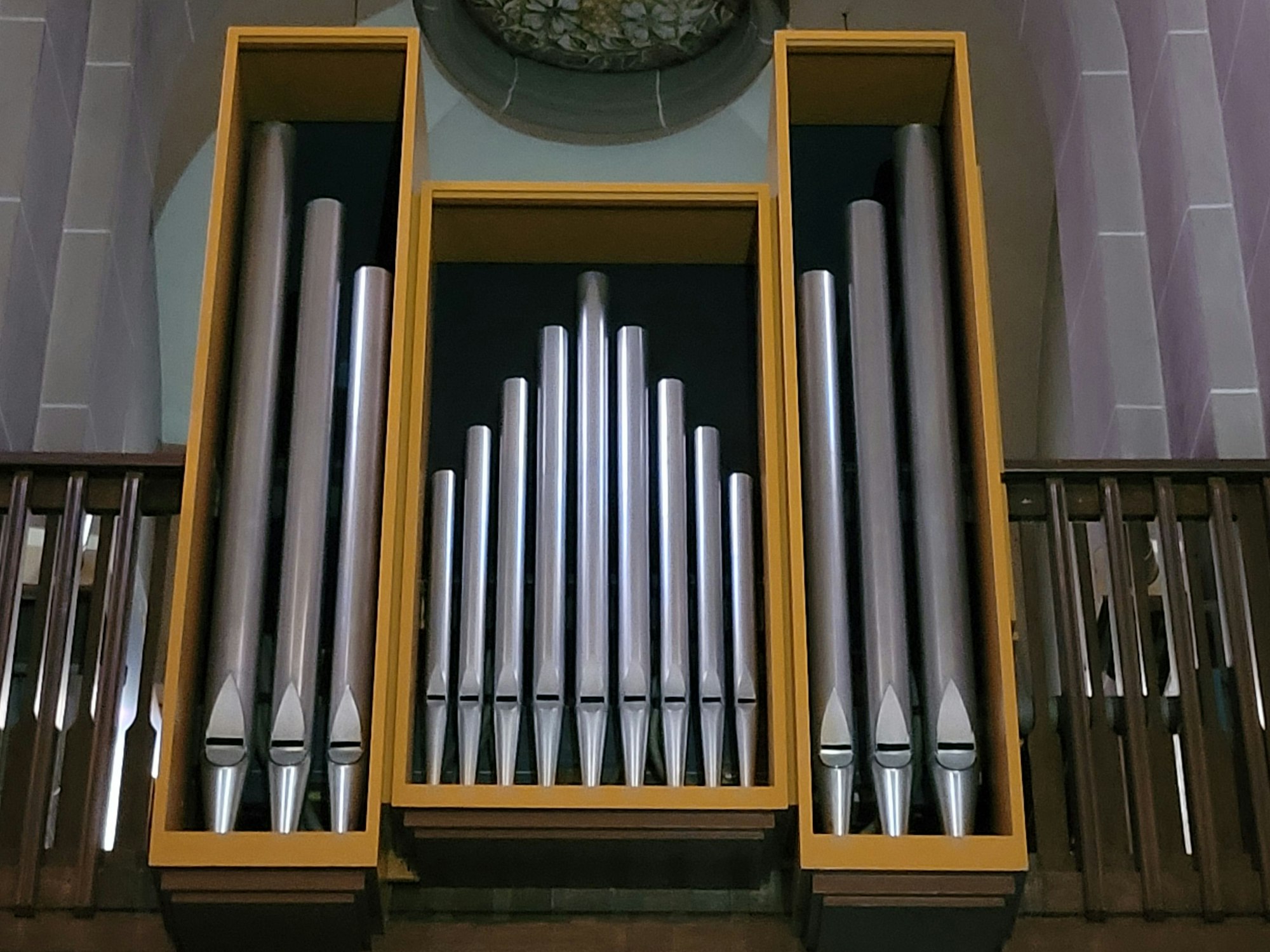 Das Foto zeigt eine Nebenorgel mit fünf Registern.