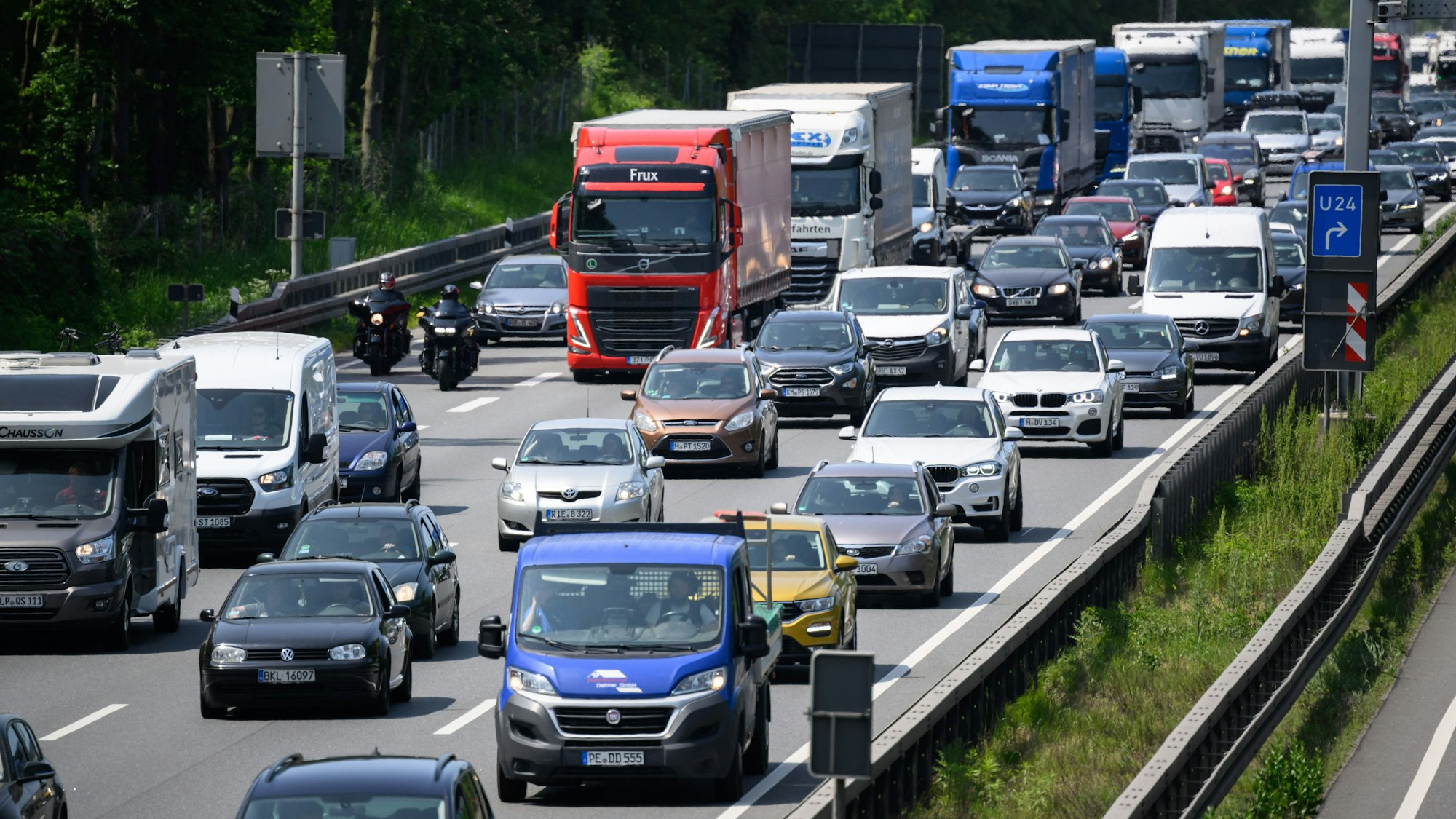 Autos warten im dichten Stau auf einer Autobahn (Symbolfoto).