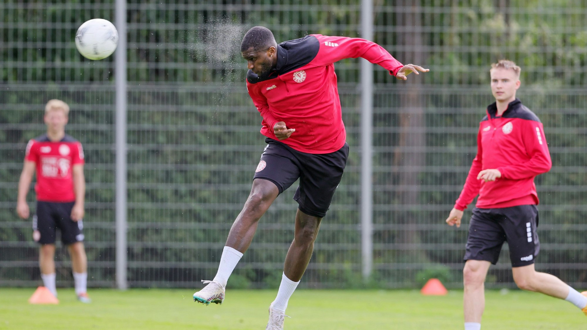 SC Fortuna Köln , 4.Liga, Training, Trainingsgast Anthony Modeste, Bild: Herbert Bucco