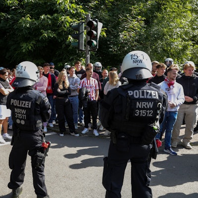 Hundertschaften der Bereitschaftspolizei trainieren am Rhein-Energie-Stadion den Einsatz bei Fußballspielen.
