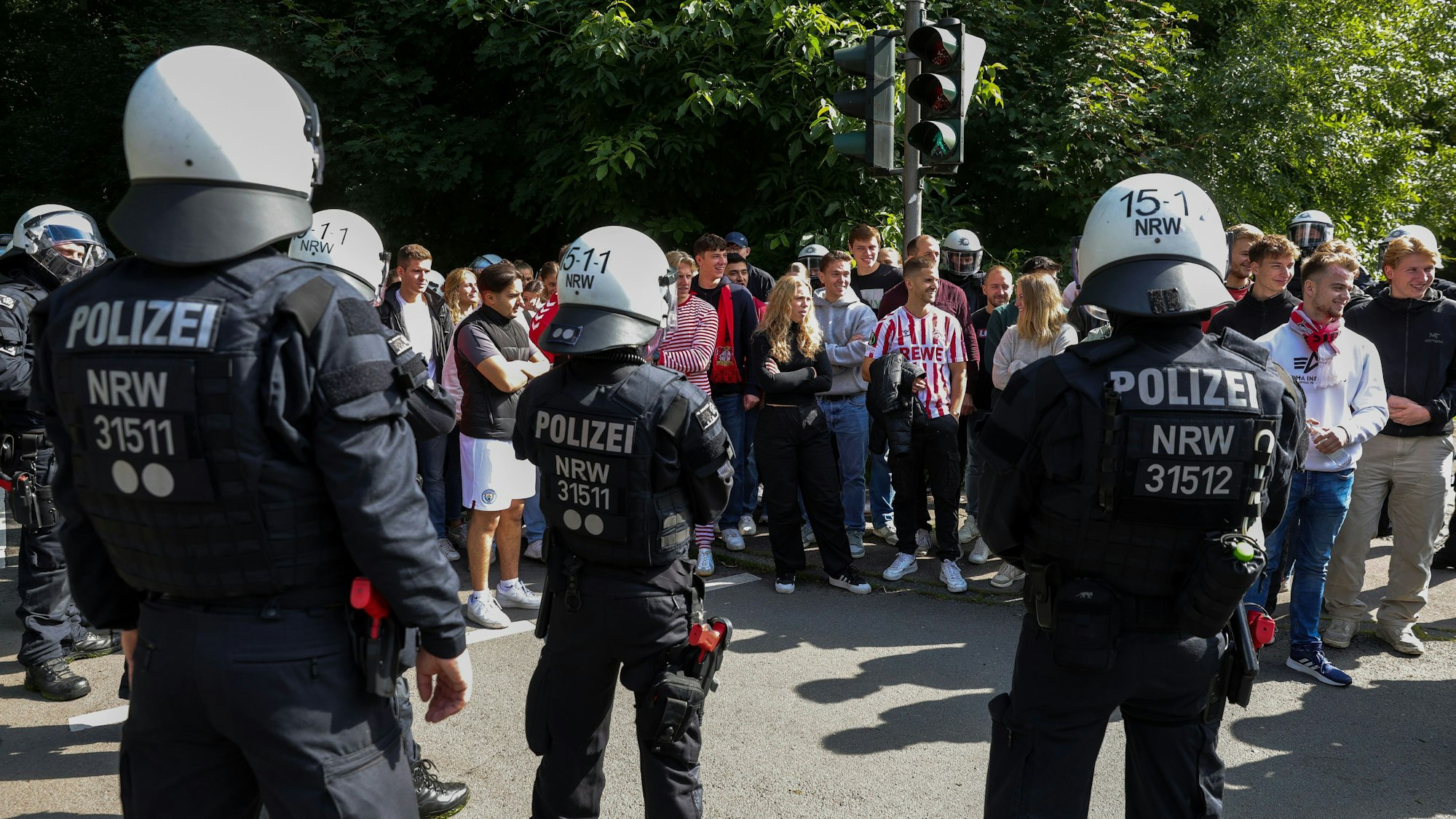 Hundertschaften der Bereitschaftspolizei trainieren am Rhein-Energie-Stadion den Einsatz bei Fußballspielen.