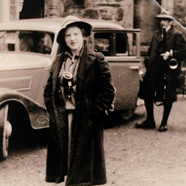 Ein historisches Foto zeigt eine junge Frau mit Hut.