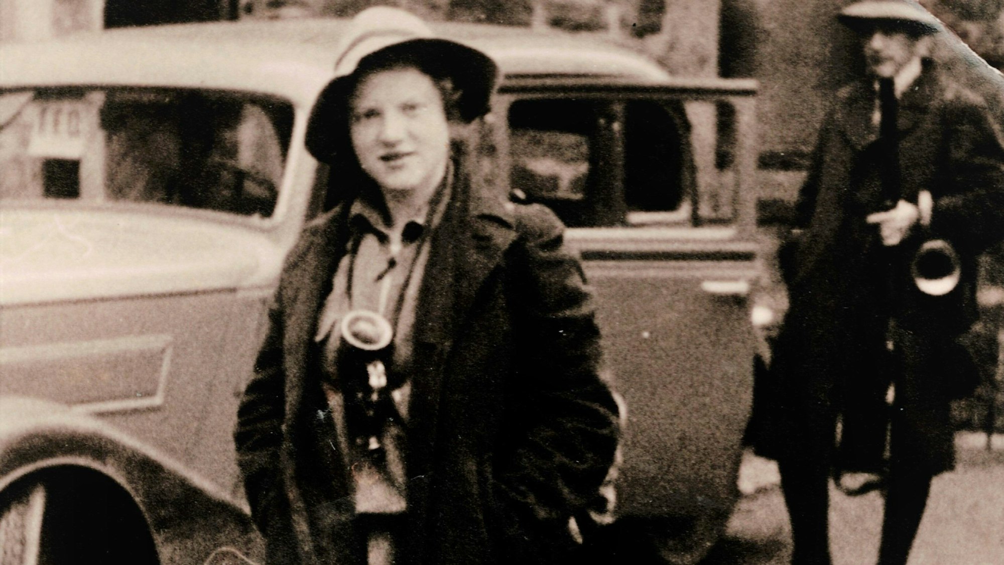 Ein historisches Foto zeigt eine junge Frau mit Hut.