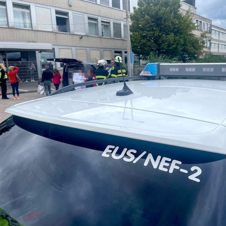 Das Bild zeigt ein Fahrzeug des Rettungsdienstes vor der ZUE in Euskirchen.