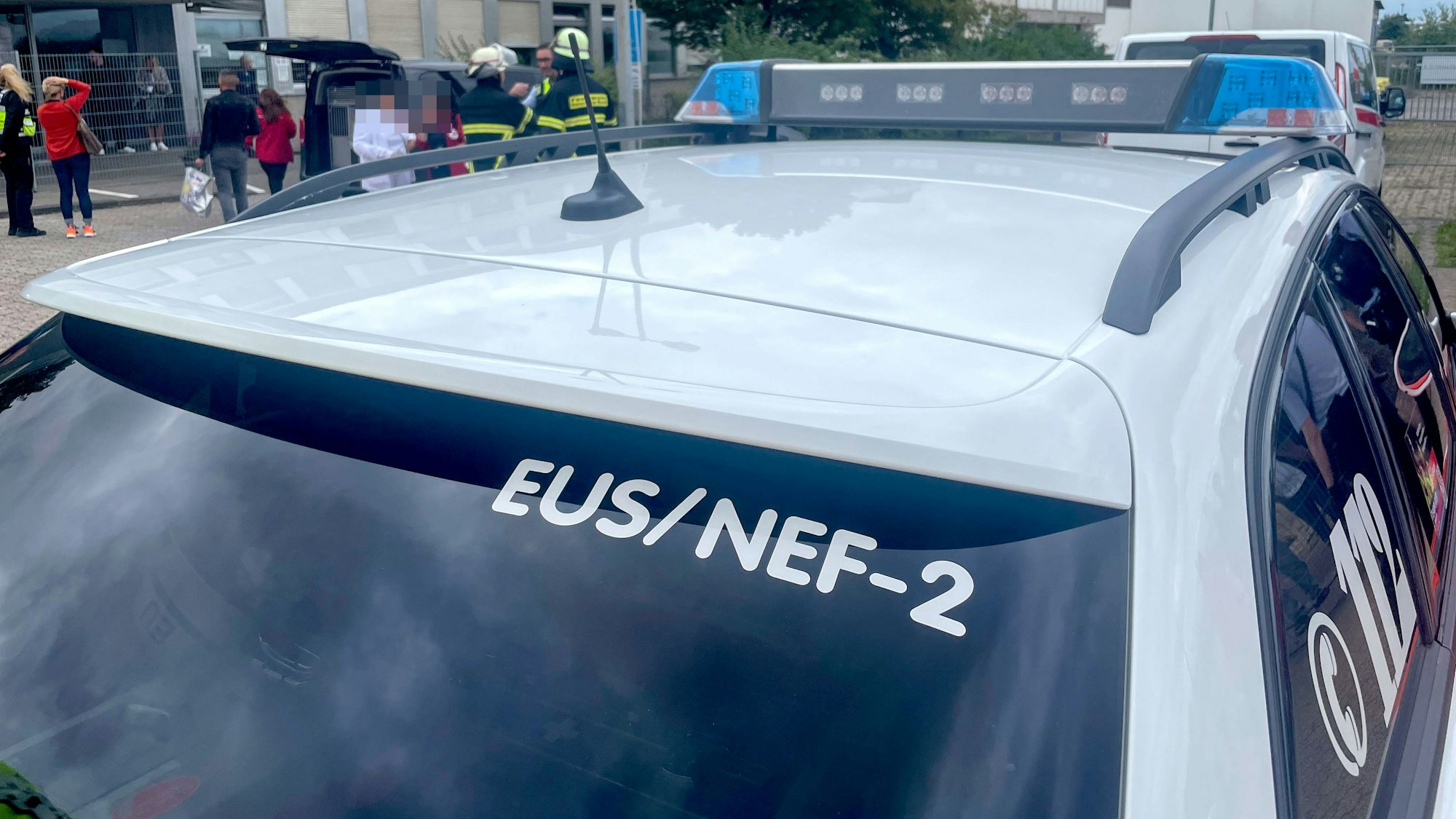 Das Bild zeigt ein Fahrzeug des Rettungsdienstes vor der ZUE in Euskirchen.