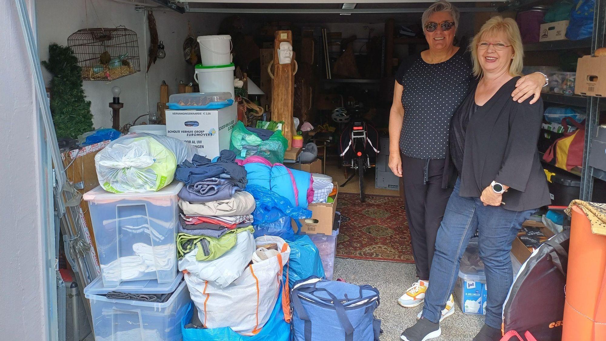 Erika Neven und Monika Nettersheim in der Garage von Monika Nettersheim, wo sie die Spenden lagern