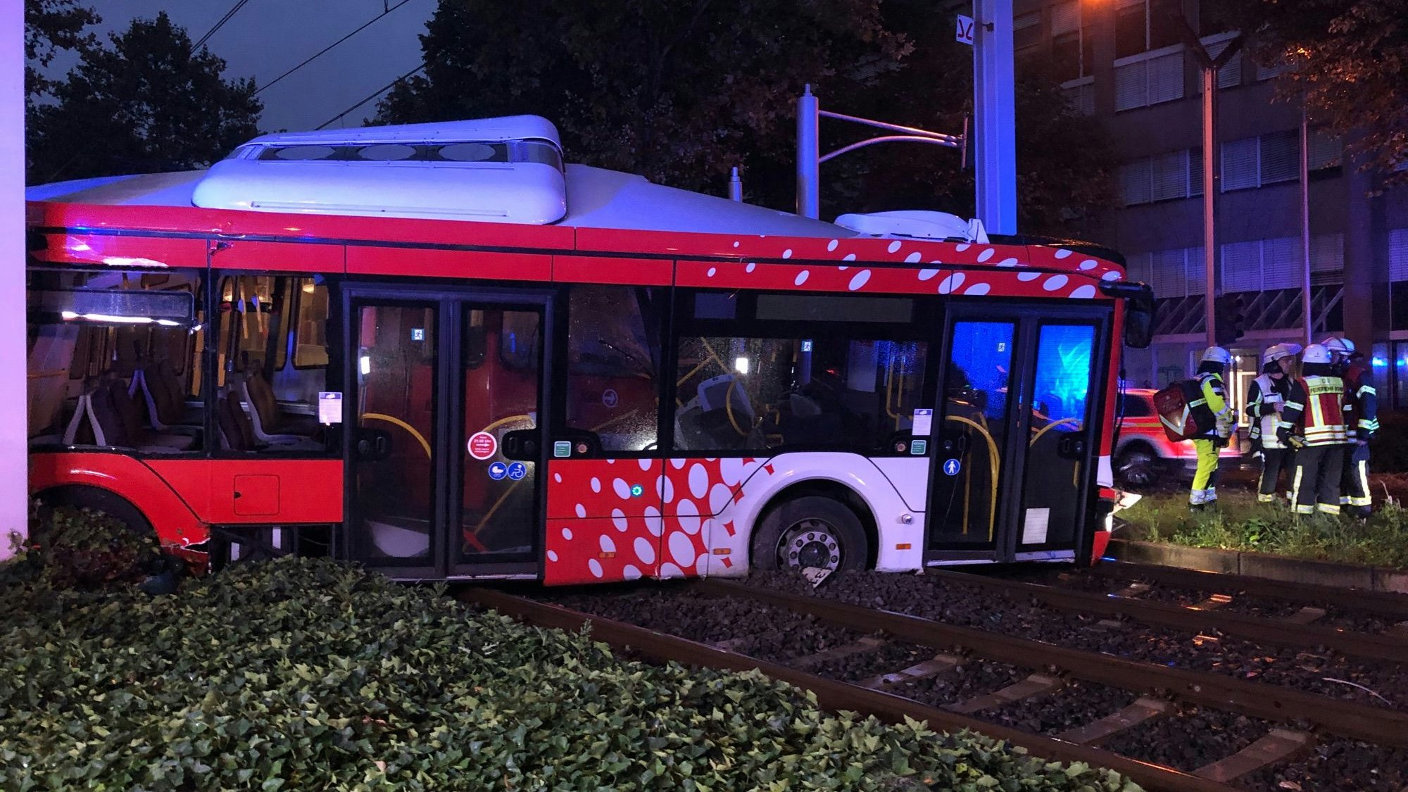 Die beiden Fahrzeuge wurde durch die Kollision so stark deformiert, dass sie die Einsatzkräfte beim ersten Versuch nicht voneinander trennen konnten.