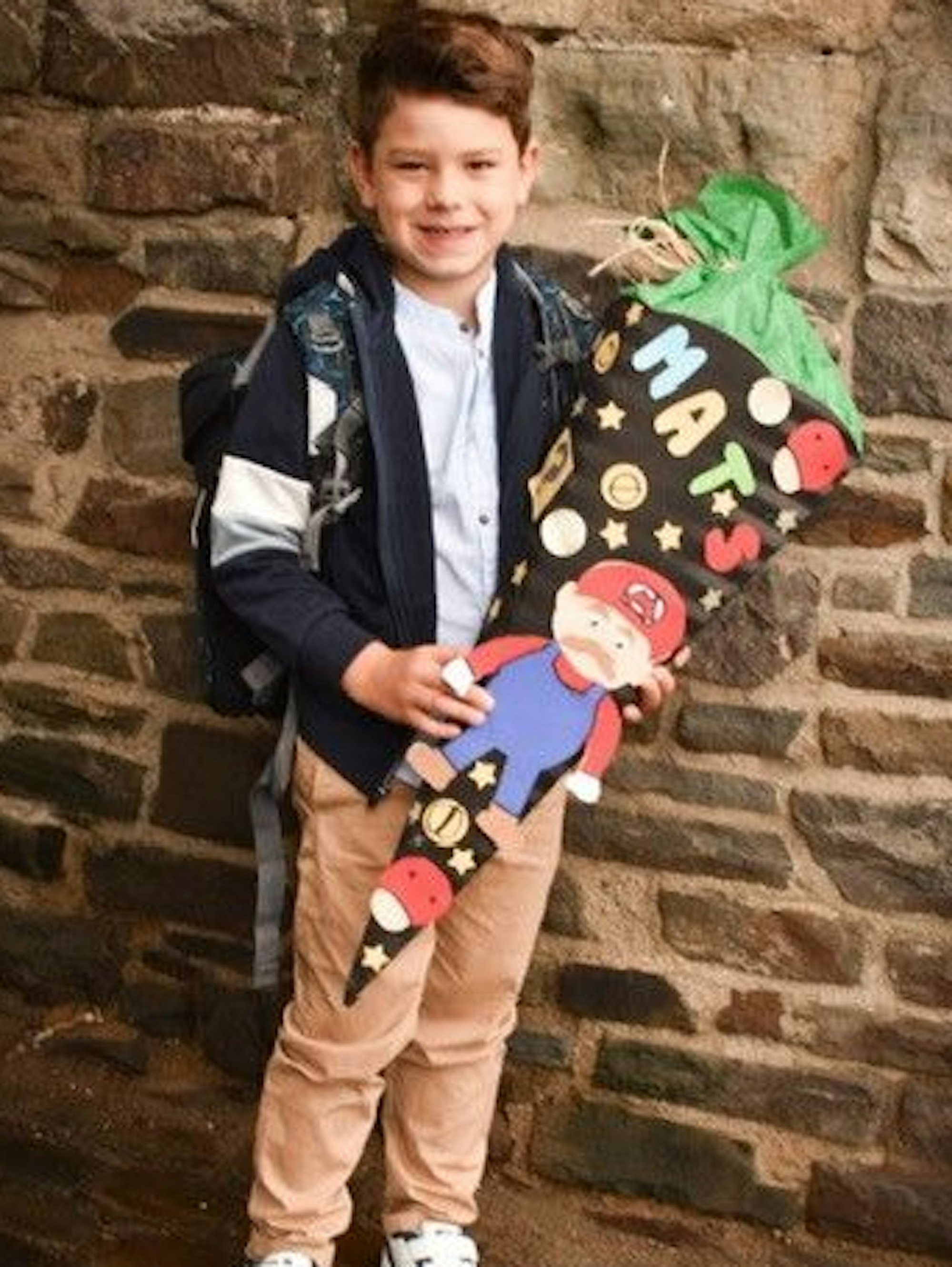 Das Bild zeigt den Grundschüler mit seiner großen Schultüte.