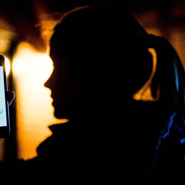 Ein junges Mädchen zeigt das Display eines Smartphones mit einem weinenden Emoji bem Messenger «WhatsApp» (gestellte Szene).