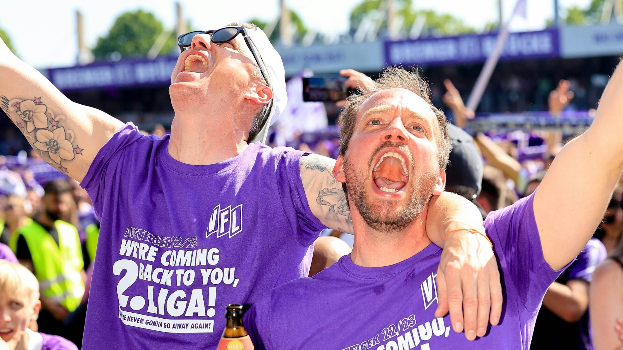 Martin Heck (r.) und Tobias Schweinsteiger bejubeln den Zweitliga-Aufstieg des VfL Osnabrück.