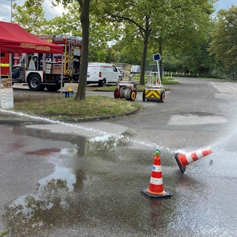 Beim Vorstellungstag des Löschzugs Wiesdorf ging es auch darum, Wasser aus einem Löschschlauch gezielt auf einen Punkt zu richten.