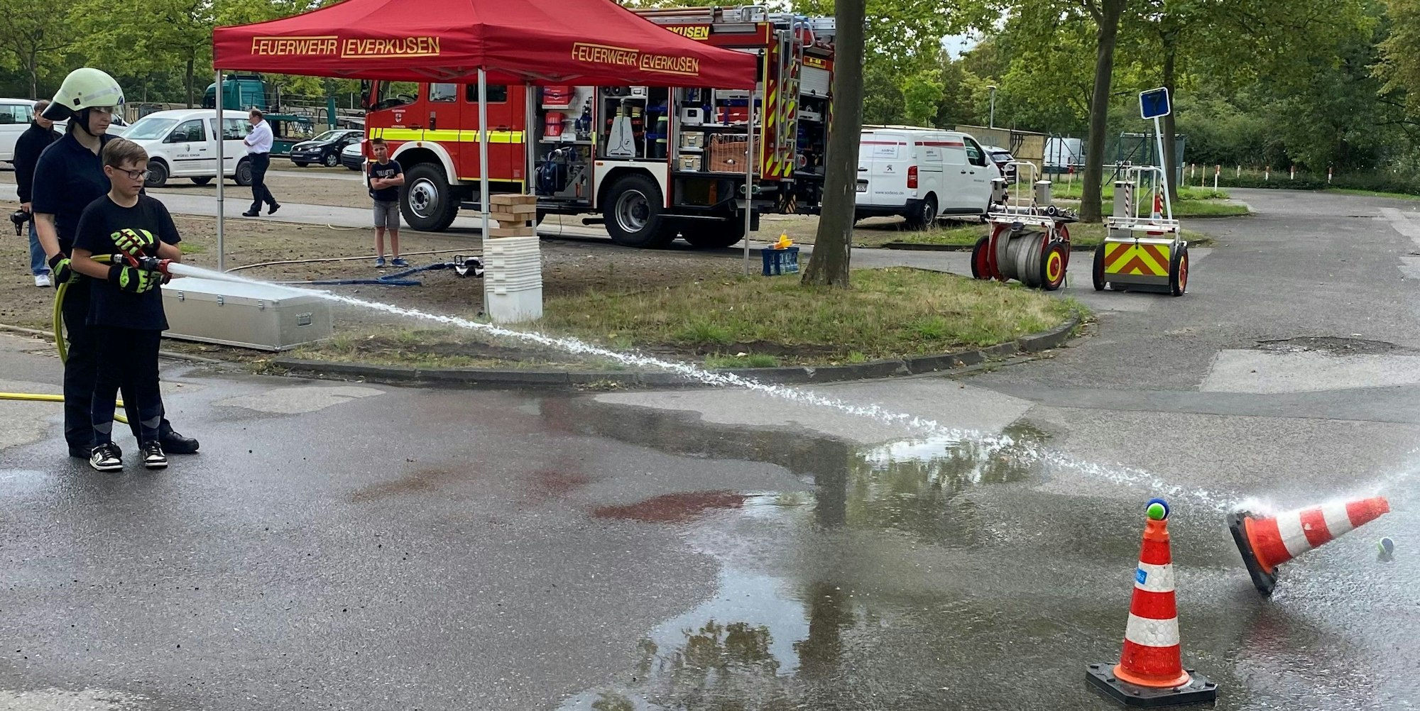 Beim Vorstellungstag des Löschzugs Wiesdorf ging es auch darum, Wasser aus einem Löschschlauch gezielt auf einen Punkt zu richten.