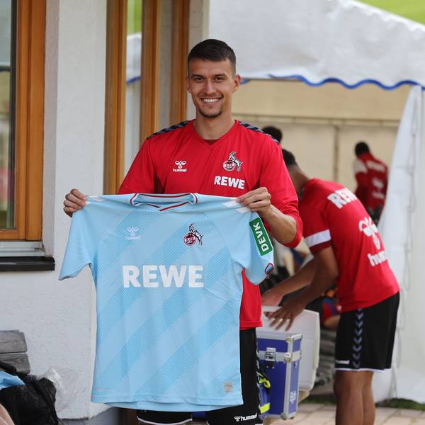 Dejan Ljubicic zeigt im Trainingslager des 1. FC Köln in Maria Alm das neue Ausweichtrikot.