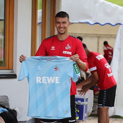 Dejan Ljubicic zeigt im Trainingslager des 1. FC Köln in Maria Alm das neue Ausweichtrikot.