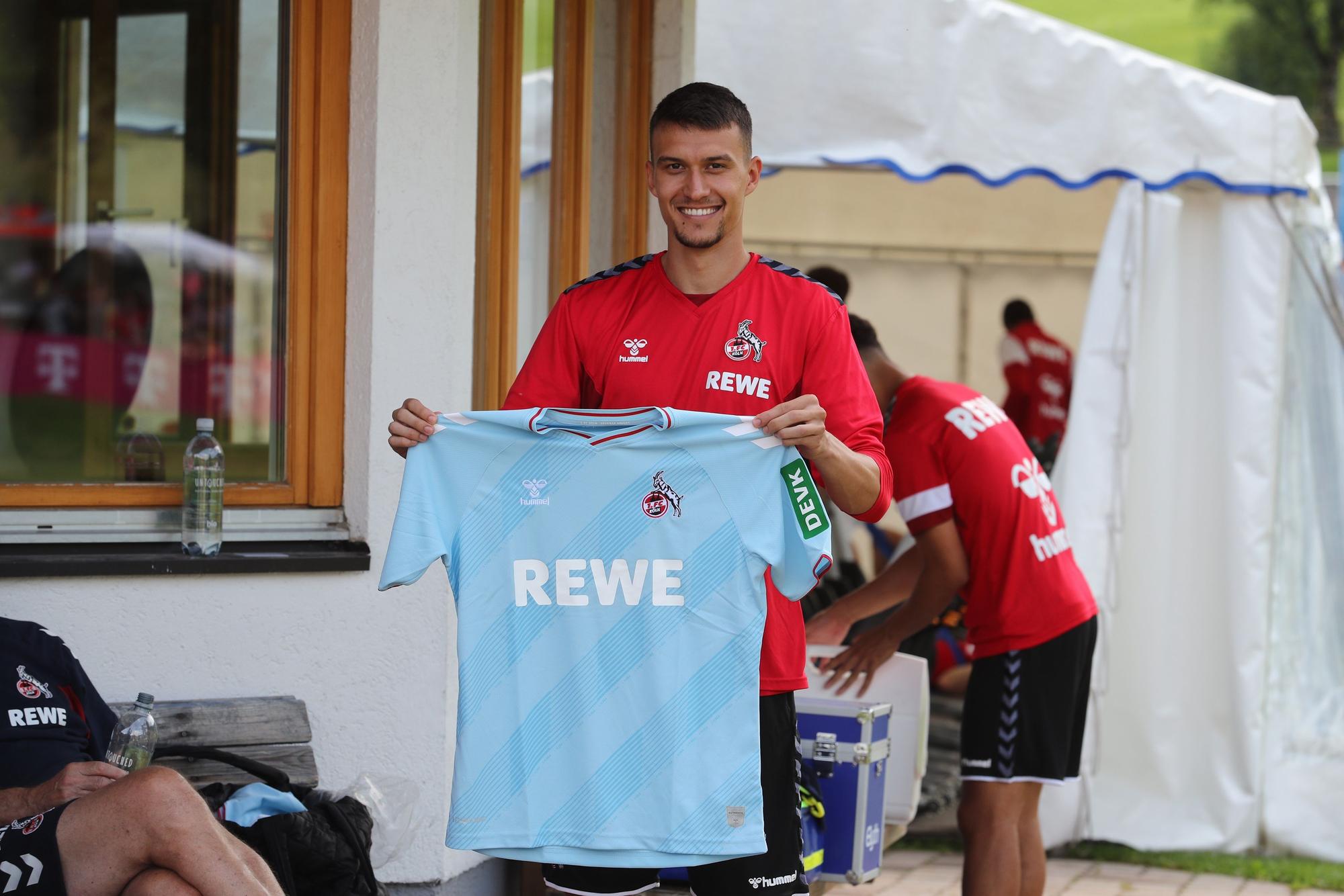 Dejan Ljubicic zeigt im Trainingslager des 1. FC Köln in Maria Alm das neue Ausweichtrikot.