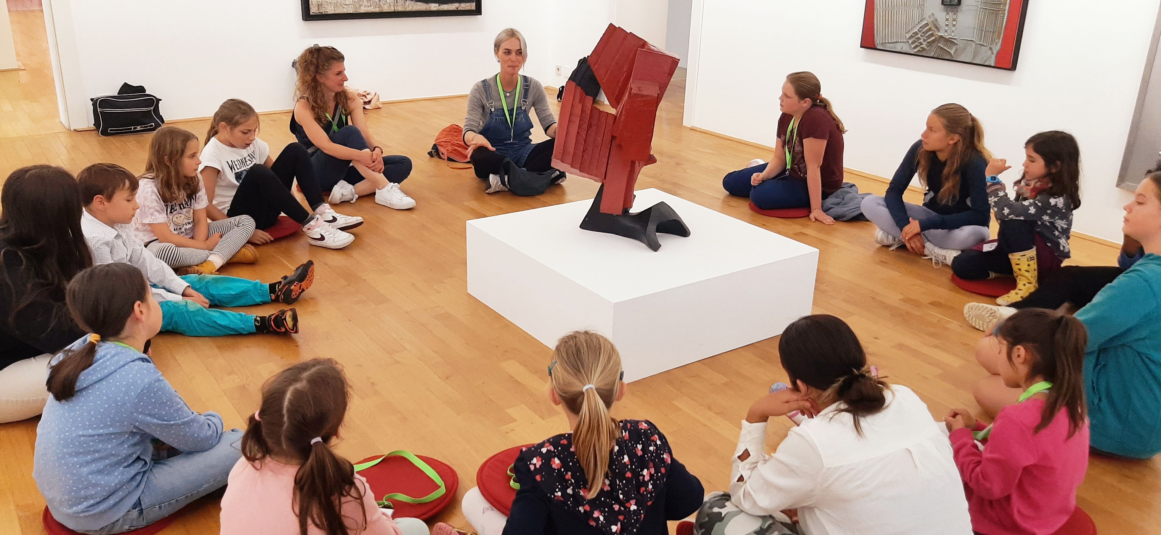 Nyke Slawik, Mitglied des Bundestages und Politikerin (Grüne) aus Leverkusen, besucht das Schloss und das Museum Morsbroich und trifft die Kinder der  "Schlossgespenster".
