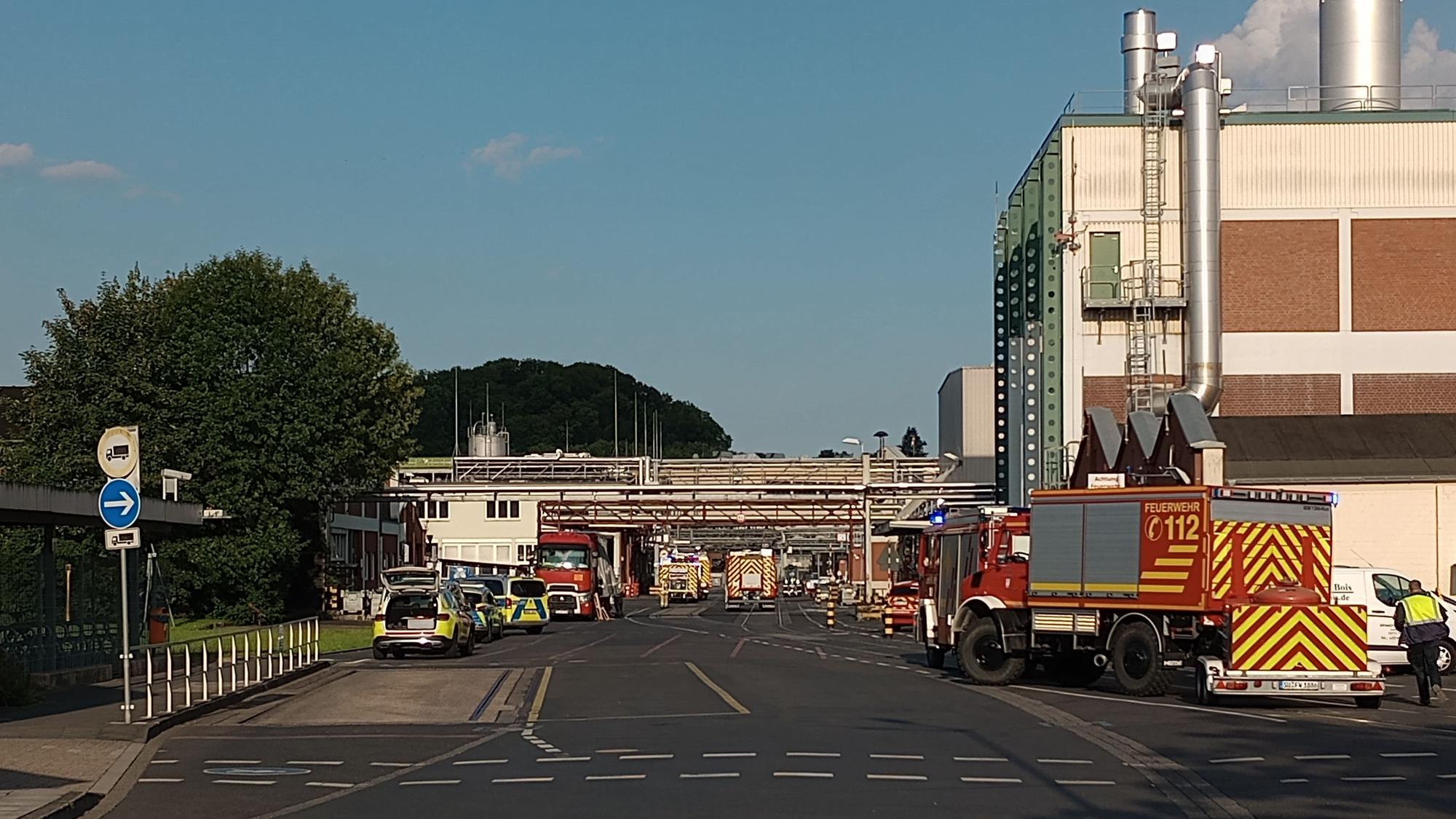 Feuerwehrautos an einem Werksgelände.