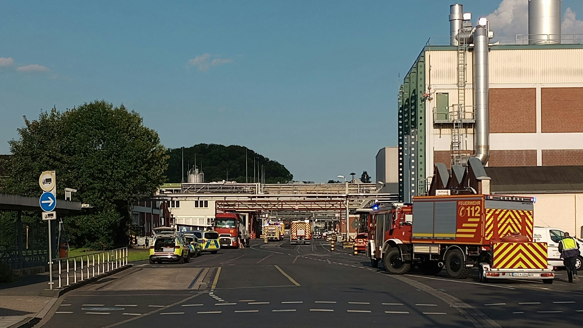 Feuerwehrautos an einem Werksgelände.