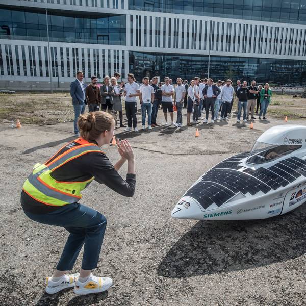 Ein Solarauto steht in Leverkusen bei Covestro.