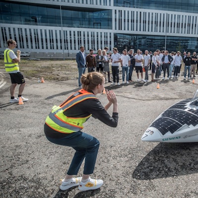 Ein Solarauto steht in Leverkusen bei Covestro.