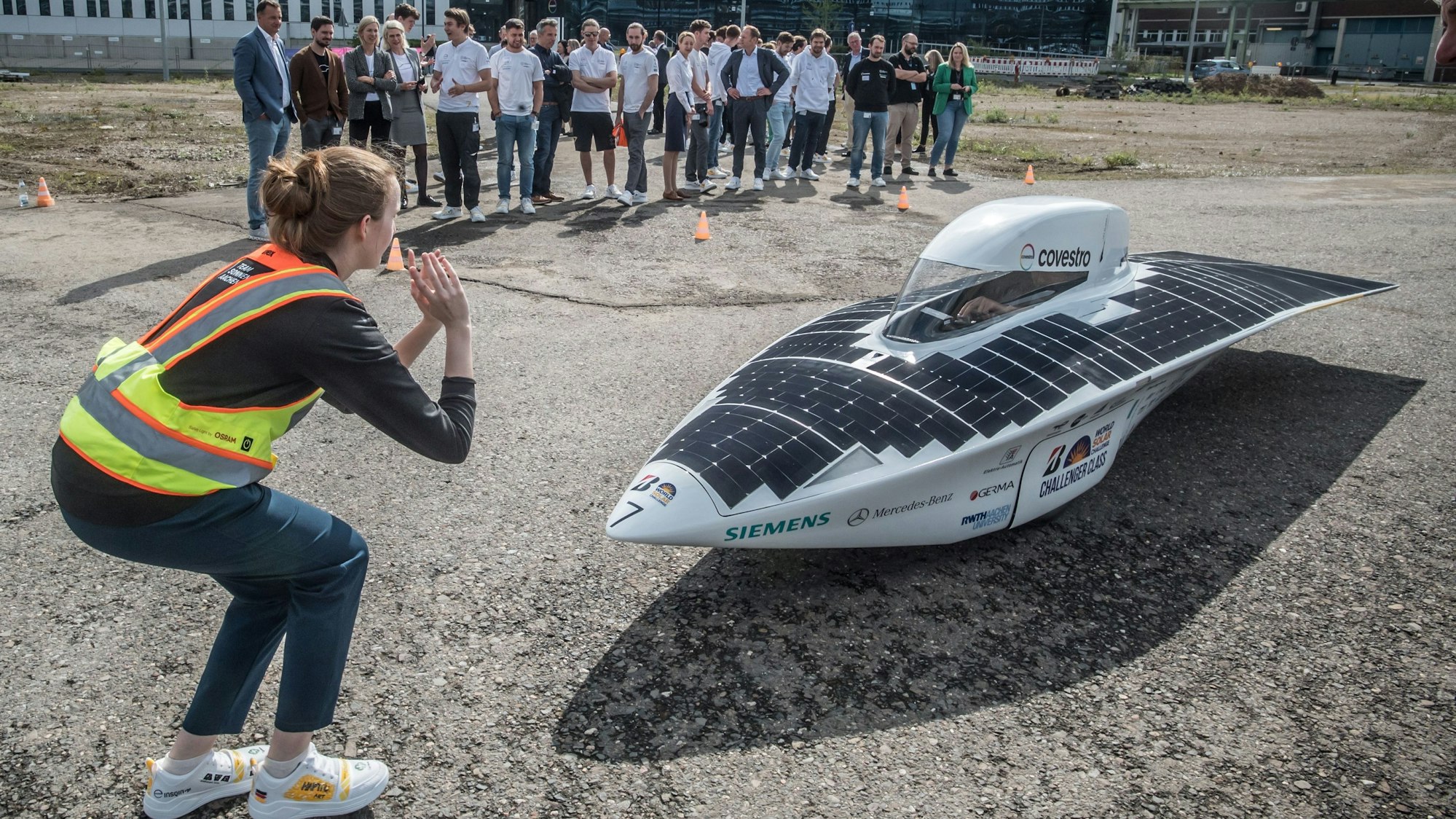 Ein Solarauto steht in Leverkusen bei Covestro.