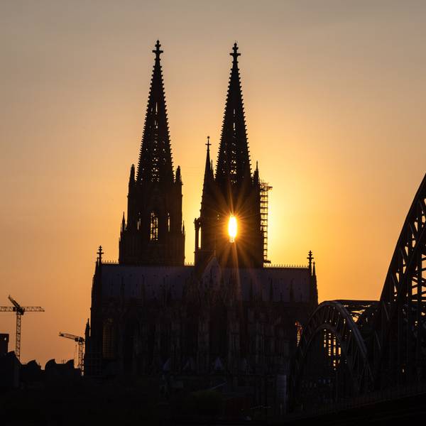 Die Sonne geht hinter dem Kölner Dom auf.