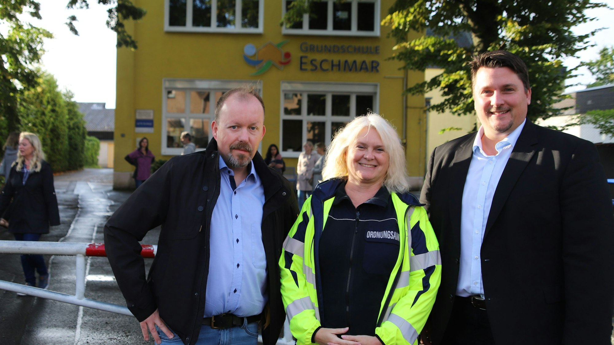 Bürgermeister Alexander Biber hat die Grundschule Eschmar besucht zur Aktion Sicherer Schulweg. Die städtische Verkehrsüberwachung kontrollierte und verwarnte Falschparker. Mit Schulleiter Kai Bornemann (l.) und der Sachgebietsleiterin Verkehrsüberwachung, Sandra Zemla (M.), besprach er das Mobilitätsmanagement.