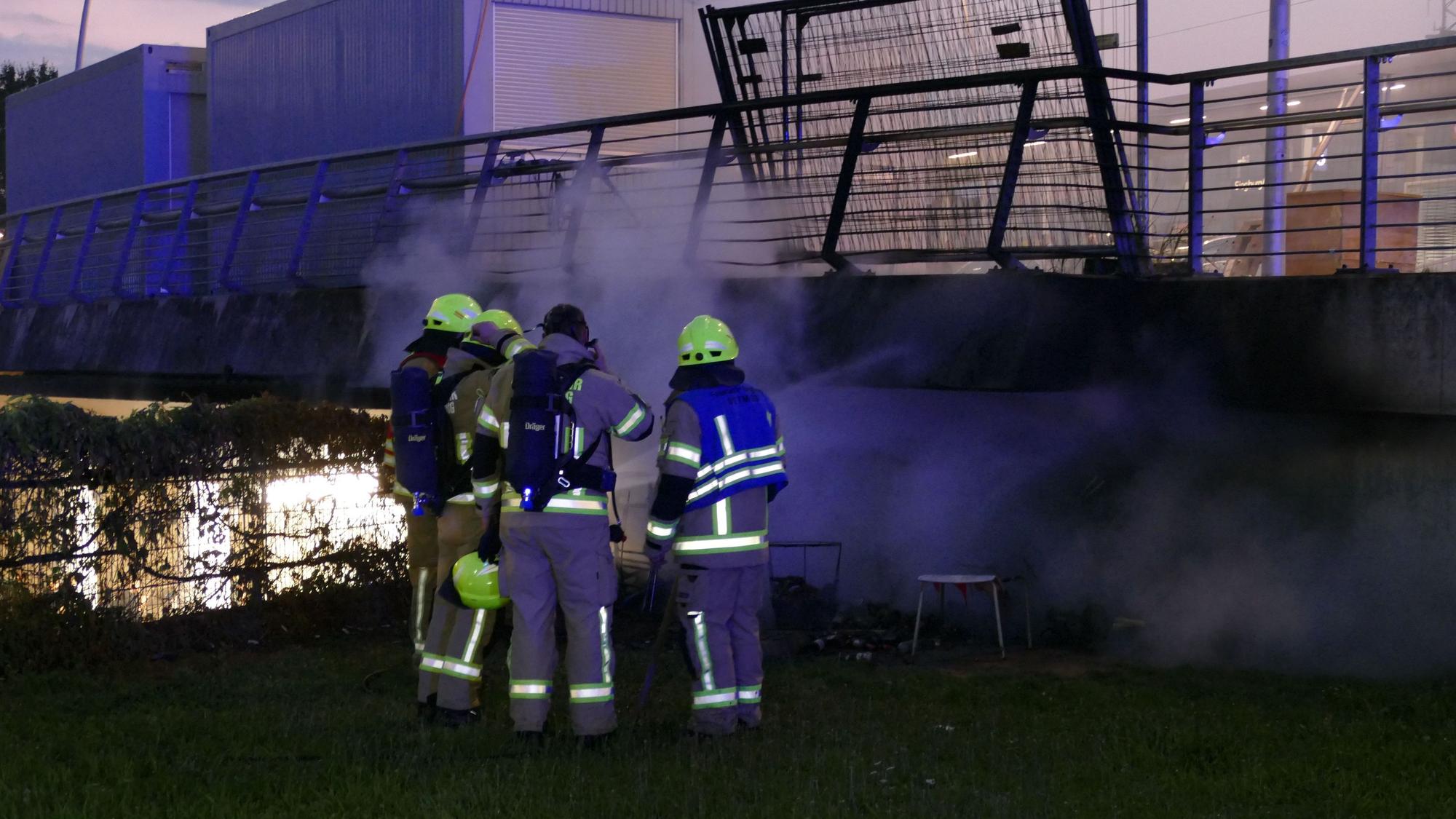 Feuerwehrleute löschen einen Brand.