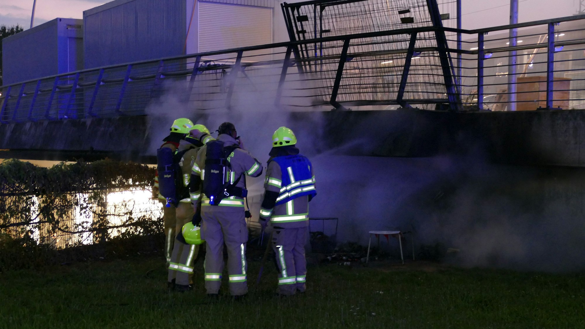 Feuerwehrleute löschen einen Brand.