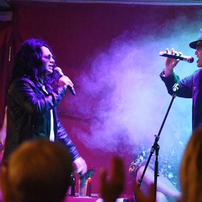 Die Dienstagskünstler präsentierten zum Abschluss des Schützenfestes eine Parodie auf Udo Lindenberg und Apache.